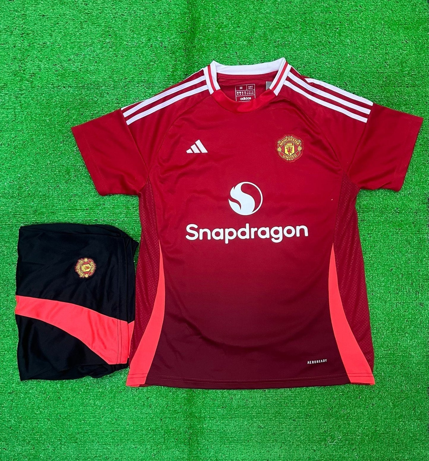 MANCHESTER UNITED HOME 24/25 (JERSEY AND SHORTS)